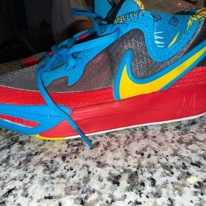 Kyrie Big Kid Sneakers – Size 5Y BRAND NEW!!